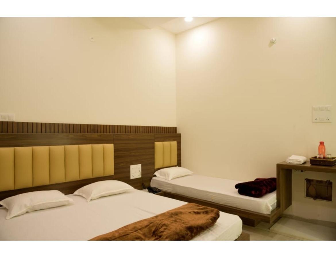 Hotel Govindam, Удджайн Экстерьер фото