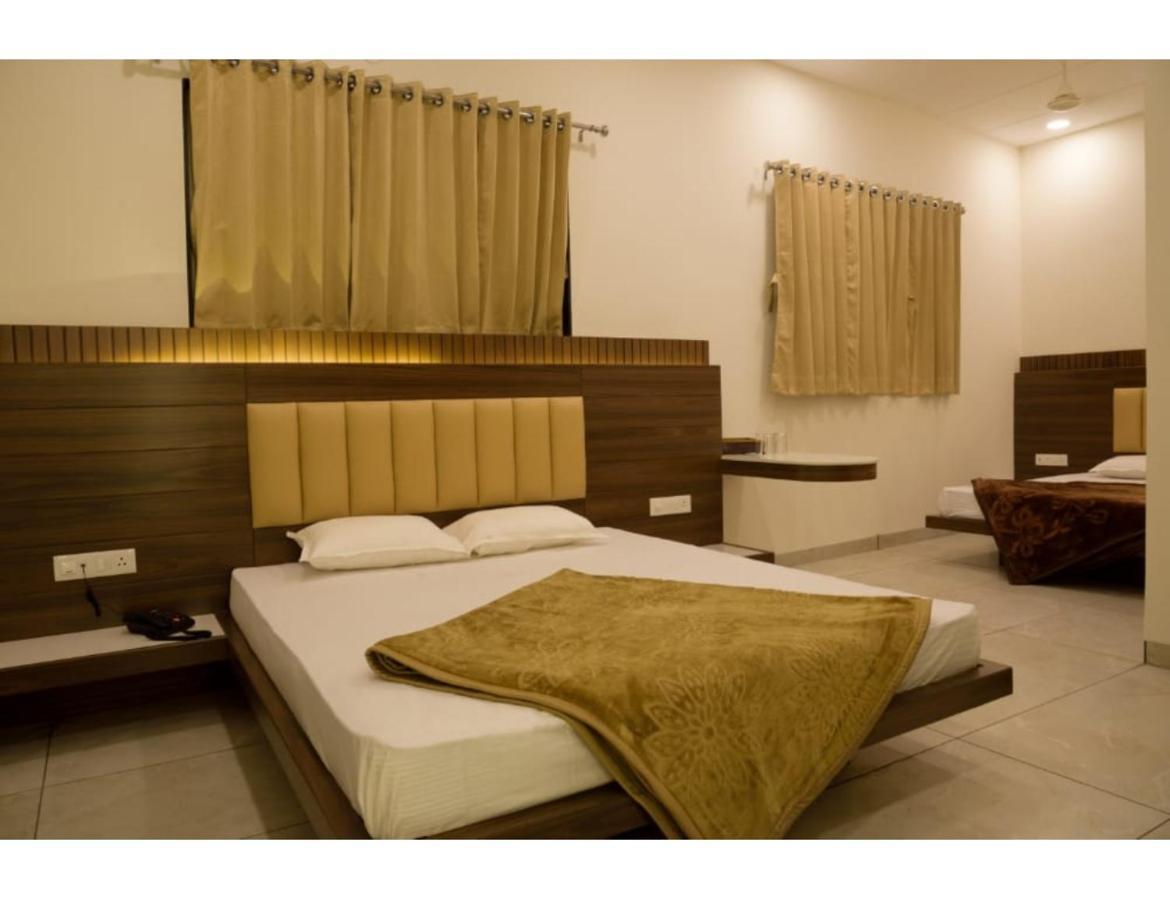 Hotel Govindam, Удджайн Экстерьер фото