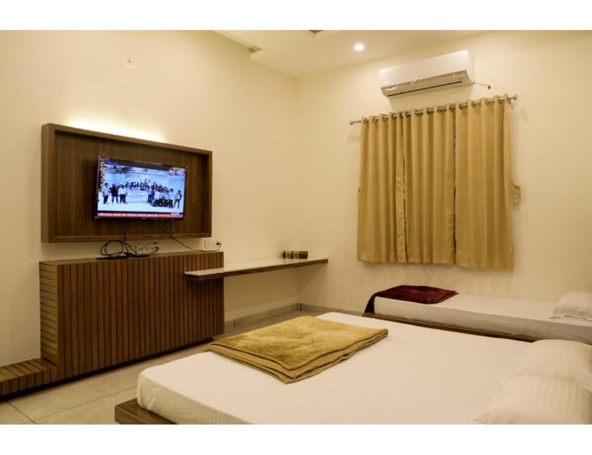Hotel Govindam, Удджайн Экстерьер фото